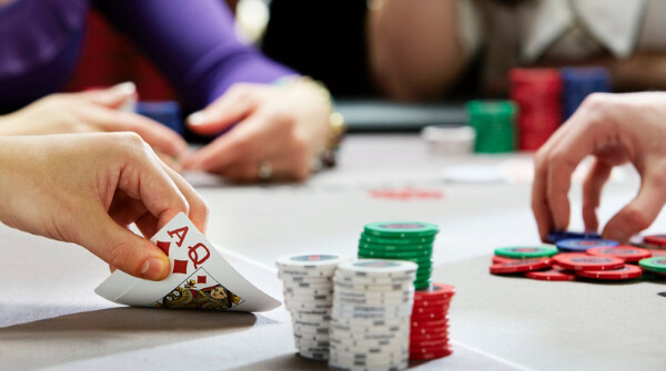 Poker hiện nay rất được ưa chuộng ở cộng đồng người chơi bài